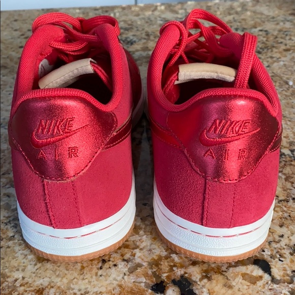 Woman’s Air Force 1 Low Light HYPR RED - Picture 6 of 6
